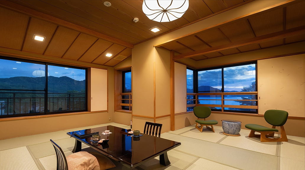 画像：田沢湖を一面に望む15畳の和室